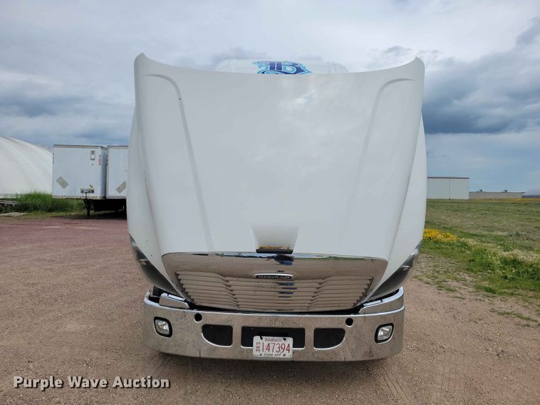 image for item EE1104 2016 Freightliner  Cascadia semi truck