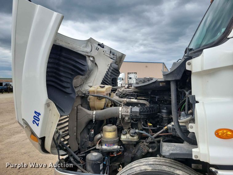 image for item EE1104 2016 Freightliner  Cascadia semi truck