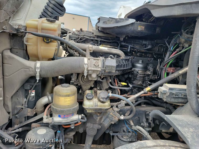 image for item EE1104 2016 Freightliner  Cascadia semi truck
