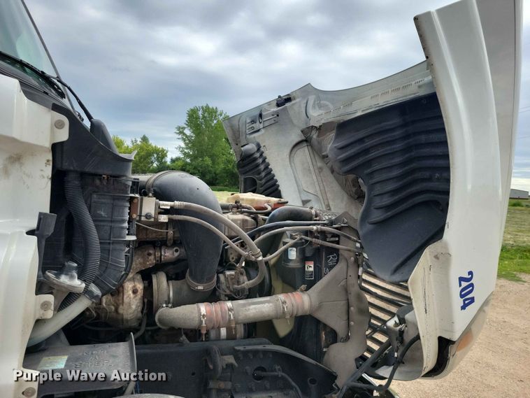 image for item EE1104 2016 Freightliner  Cascadia semi truck