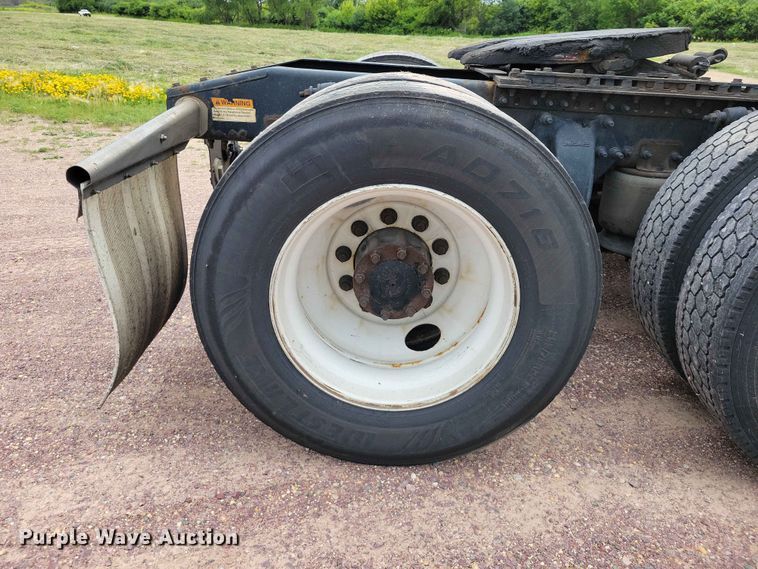 image for item EE1104 2016 Freightliner  Cascadia semi truck
