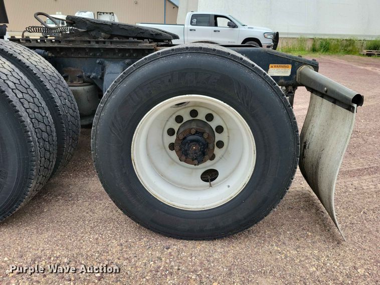 image for item EE1104 2016 Freightliner  Cascadia semi truck
