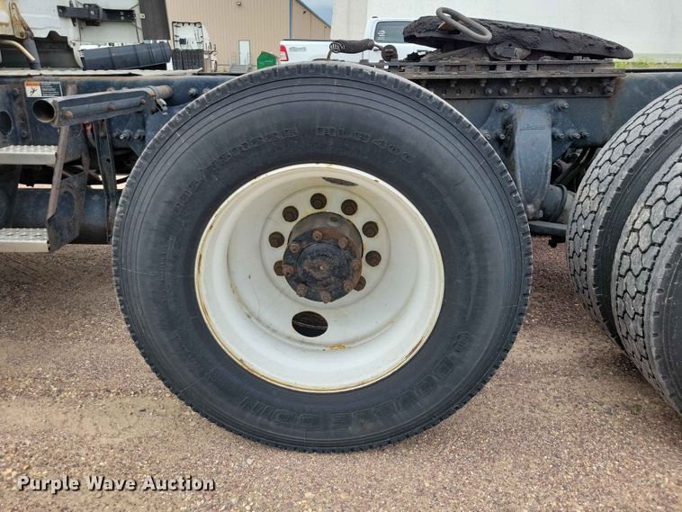 image for item EE1104 2016 Freightliner  Cascadia semi truck