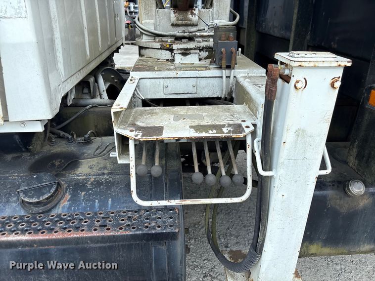 image for item EF1246 1993 Ford LN8000 crane truck