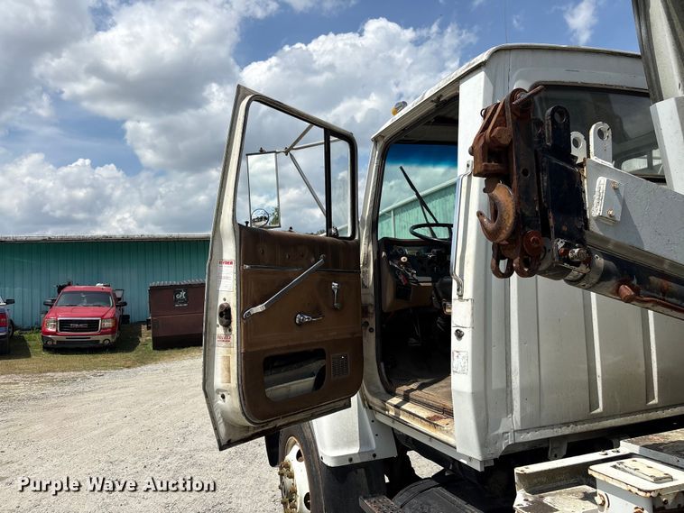image for item EF1246 1993 Ford LN8000 crane truck