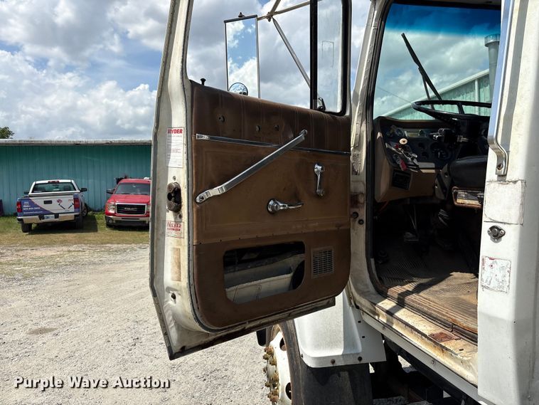 image for item EF1246 1993 Ford LN8000 crane truck