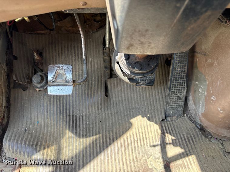 image for item EF1246 1993 Ford LN8000 crane truck