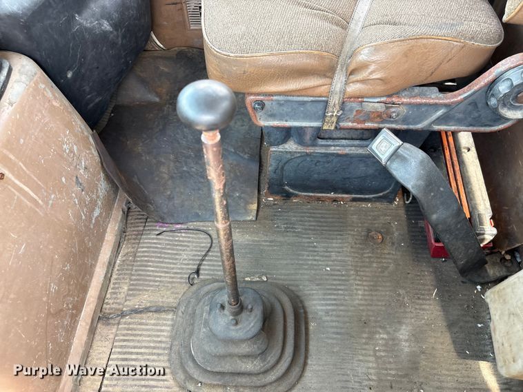 image for item EF1246 1993 Ford LN8000 crane truck