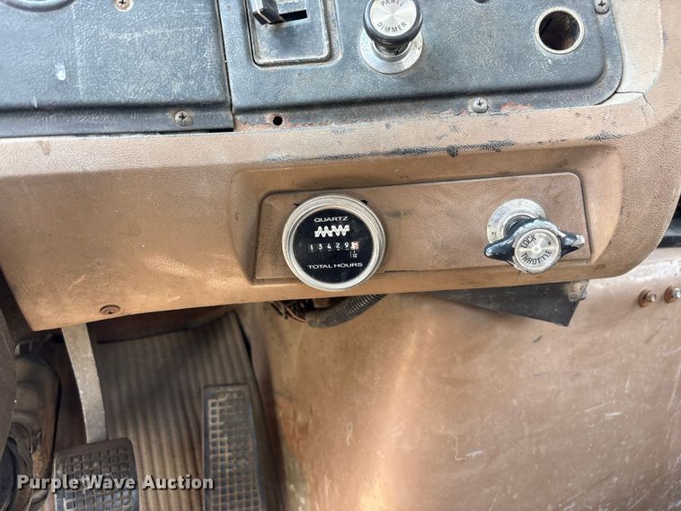 image for item EF1246 1993 Ford LN8000 crane truck