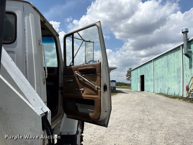 image for item EF1246 1993 Ford LN8000 crane truck