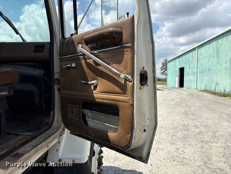 image for item EF1246 1993 Ford LN8000 crane truck