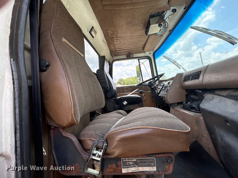 image for item EF1246 1993 Ford LN8000 crane truck