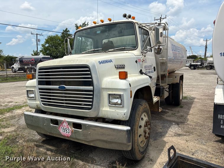 image for item EF1261 1994 Ford LN8000 fuel truck