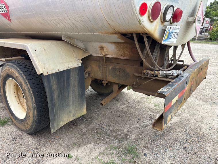 image for item EF1261 1994 Ford LN8000 fuel truck
