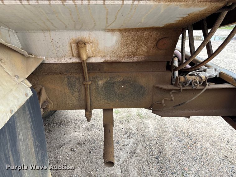 image for item EF1261 1994 Ford LN8000 fuel truck