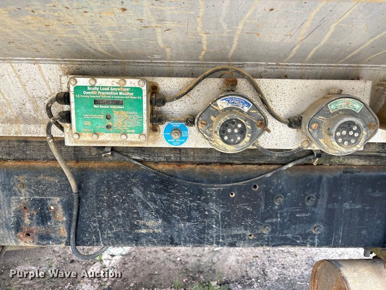 image for item EF1261 1994 Ford LN8000 fuel truck