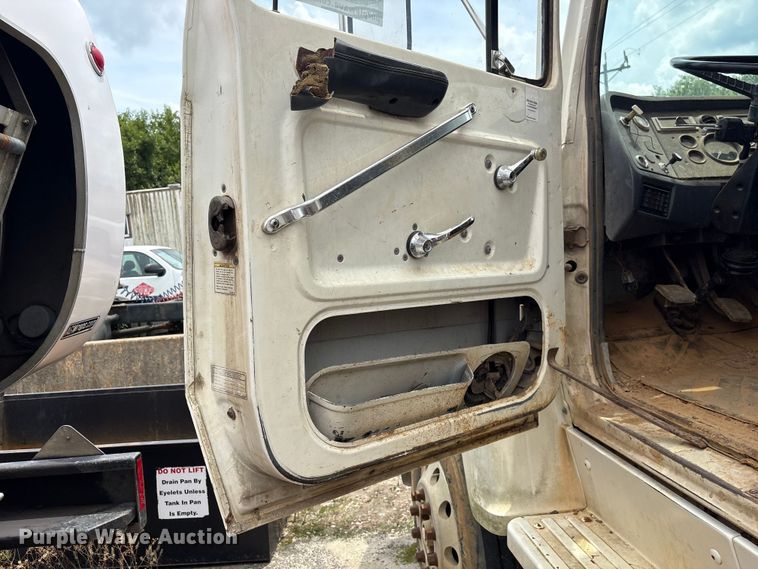 image for item EF1261 1994 Ford LN8000 fuel truck