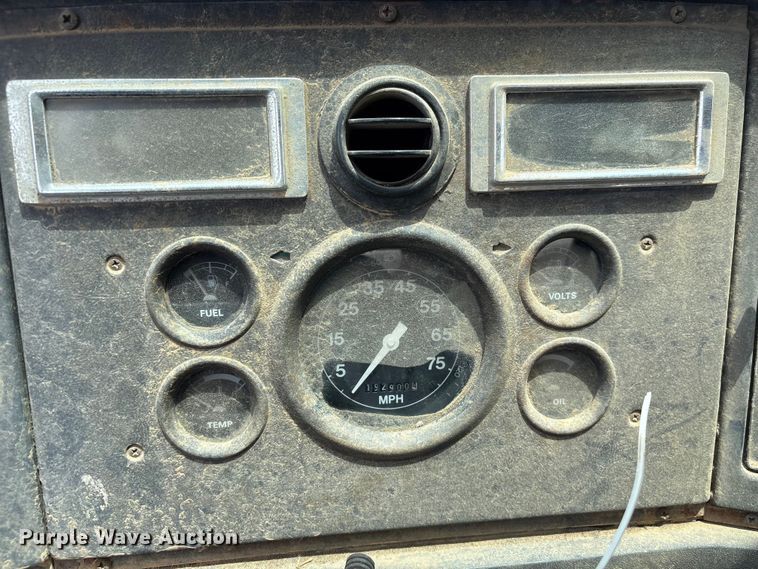 image for item EF1261 1994 Ford LN8000 fuel truck