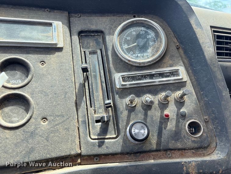 image for item EF1261 1994 Ford LN8000 fuel truck