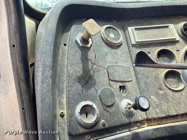 image for item EF1261 1994 Ford LN8000 fuel truck