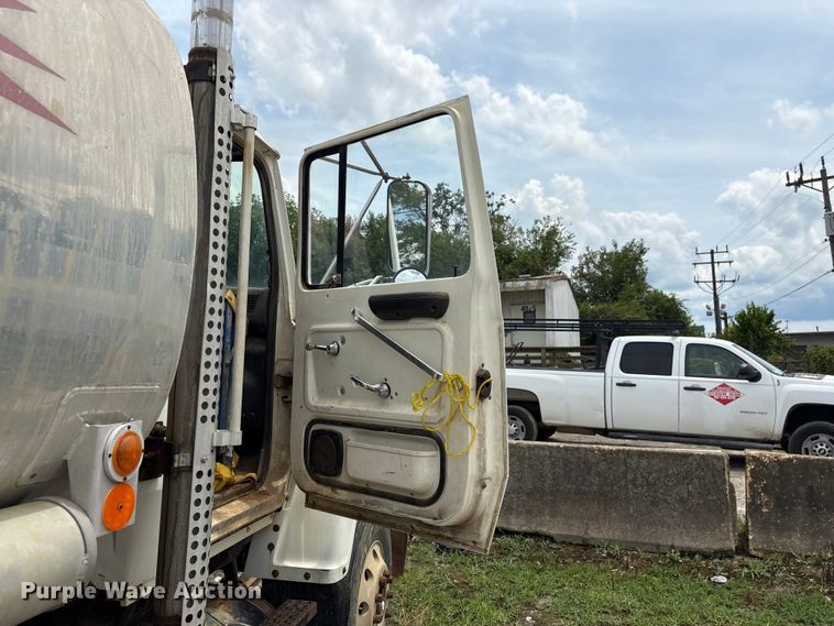 image for item EF1261 1994 Ford LN8000 fuel truck
