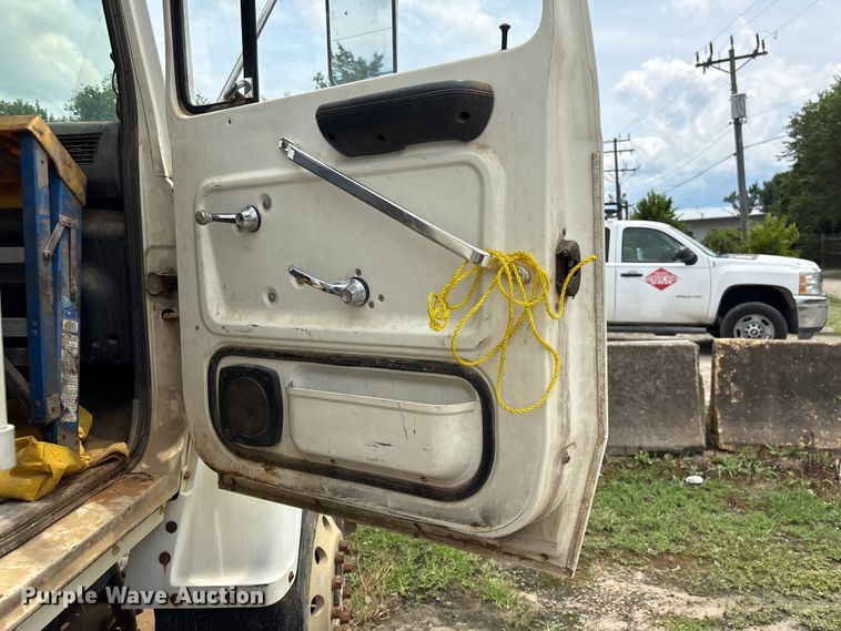 image for item EF1261 1994 Ford LN8000 fuel truck