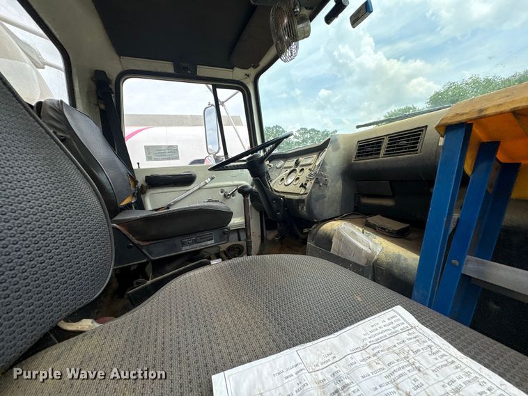 image for item EF1261 1994 Ford LN8000 fuel truck