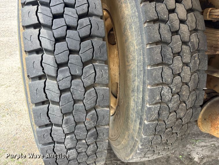 image for item EF1261 1994 Ford LN8000 fuel truck