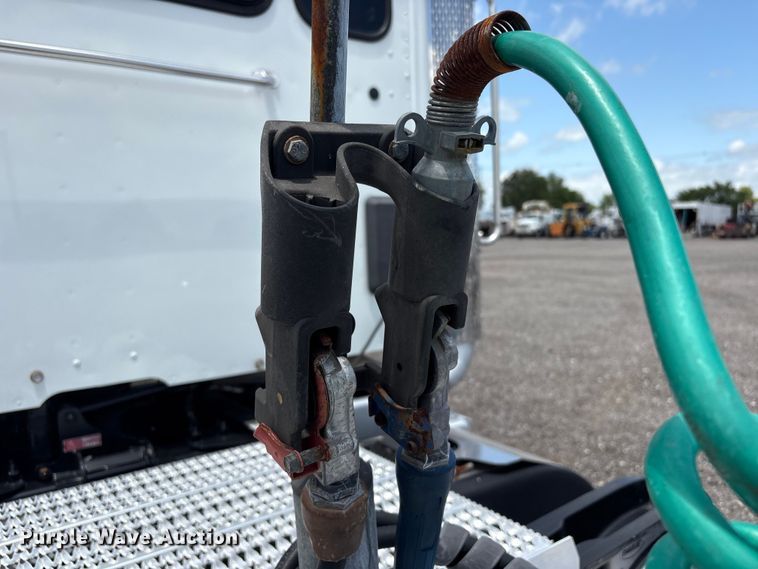 image for item EG9188 2013 Peterbilt 579 semi truck