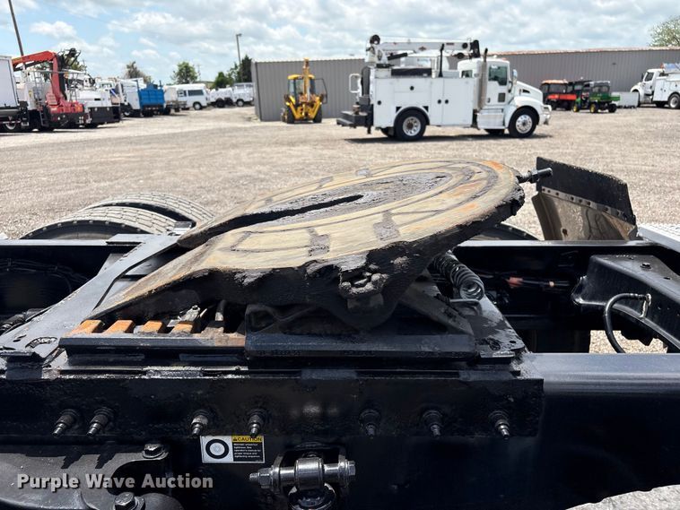 image for item EG9188 2013 Peterbilt 579 semi truck
