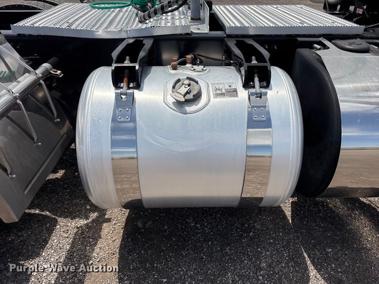 image for item EG9188 2013 Peterbilt 579 semi truck