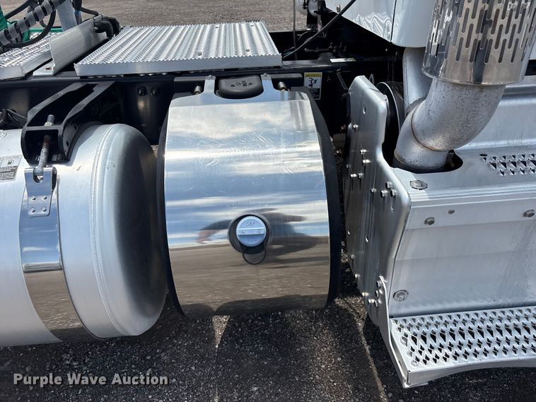 image for item EG9188 2013 Peterbilt 579 semi truck