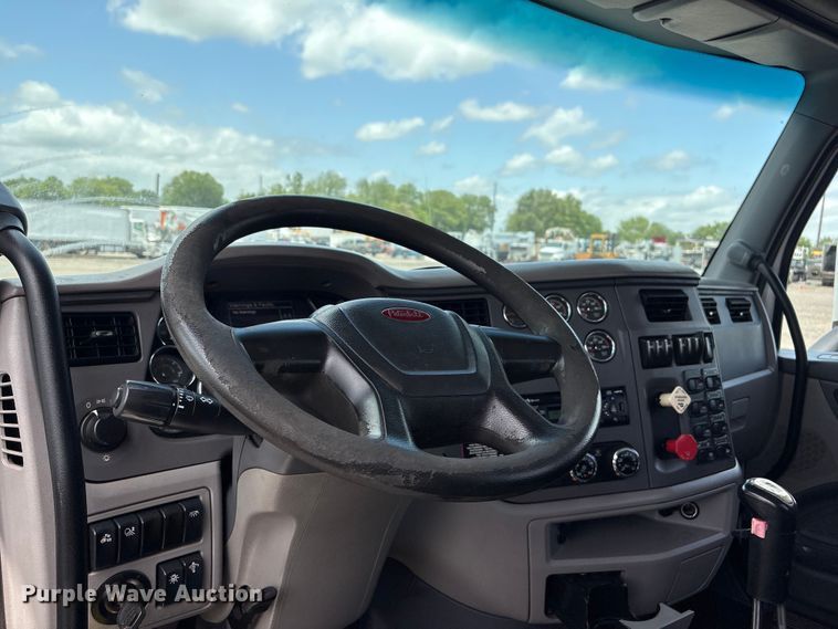 image for item EG9188 2013 Peterbilt 579 semi truck