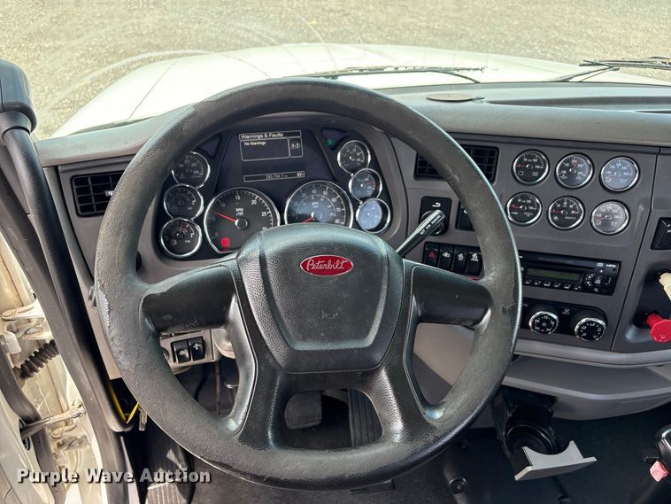 image for item EG9188 2013 Peterbilt 579 semi truck