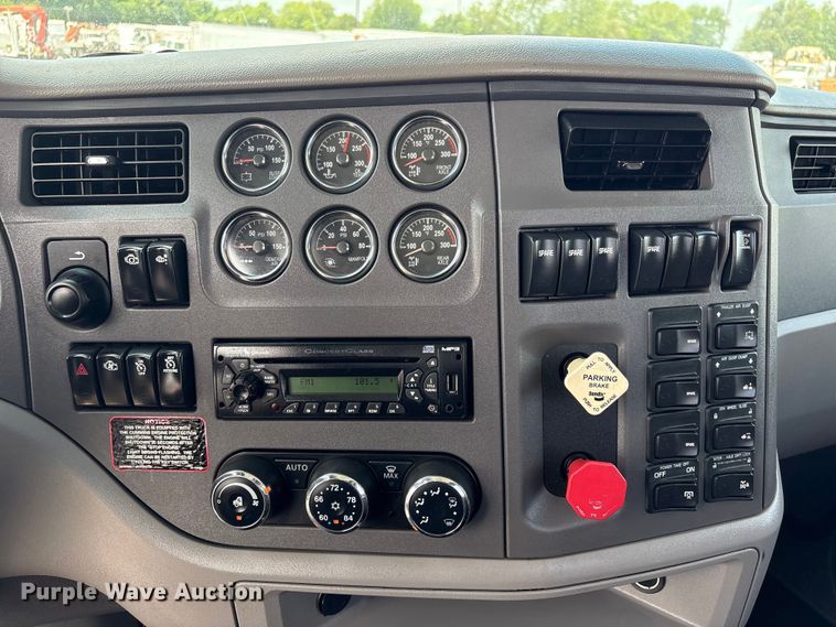 image for item EG9188 2013 Peterbilt 579 semi truck