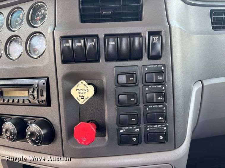 image for item EG9188 2013 Peterbilt 579 semi truck