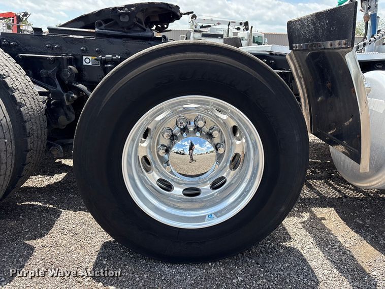 image for item EG9188 2013 Peterbilt 579 semi truck