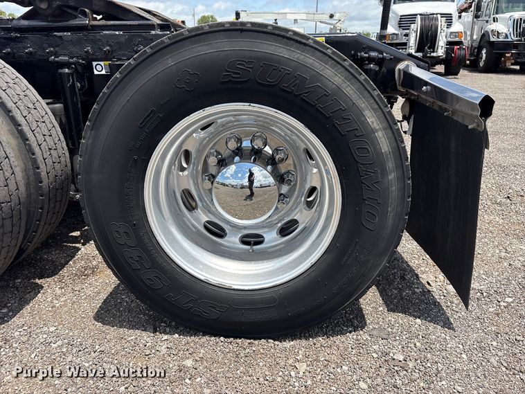 image for item EG9188 2013 Peterbilt 579 semi truck