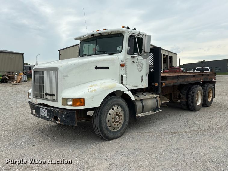 image for item EI5847 1995 International 9200 flatbed truck