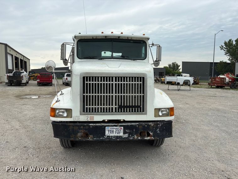 image for item EI5847 1995 International 9200 flatbed truck