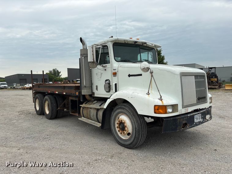 image for item EI5847 1995 International 9200 flatbed truck