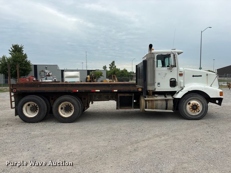 image for item EI5847 1995 International 9200 flatbed truck