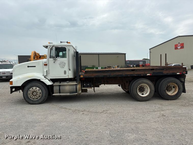image for item EI5847 1995 International 9200 flatbed truck