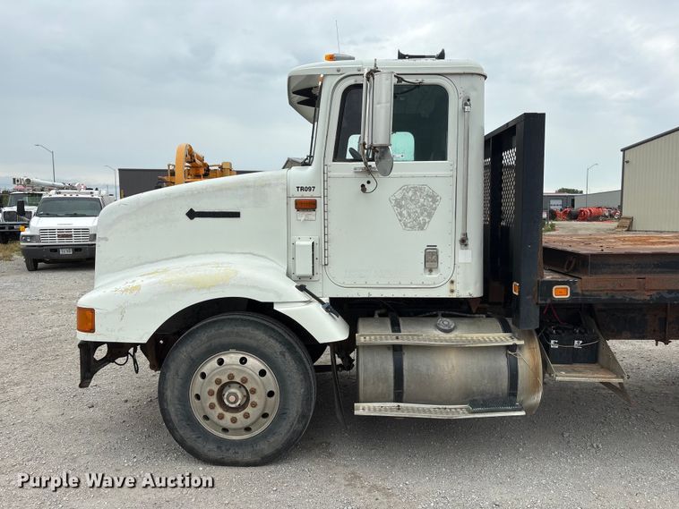 image for item EI5847 1995 International 9200 flatbed truck