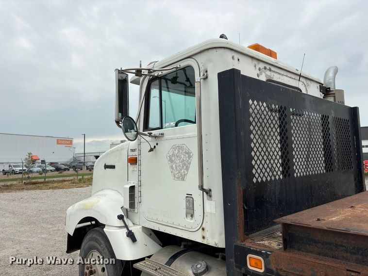 image for item EI5847 1995 International 9200 flatbed truck