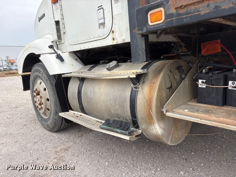 image for item EI5847 1995 International 9200 flatbed truck