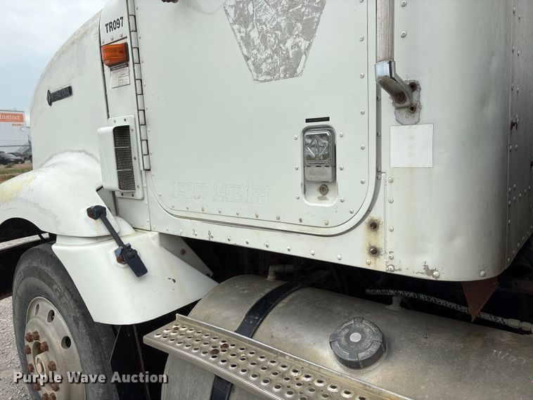 image for item EI5847 1995 International 9200 flatbed truck