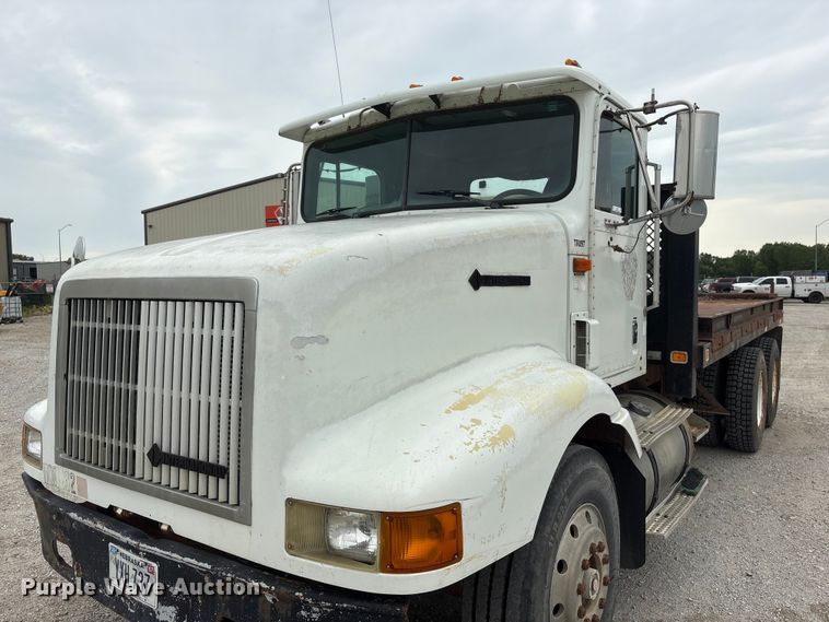 image for item EI5847 1995 International 9200 flatbed truck
