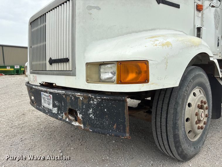 image for item EI5847 1995 International 9200 flatbed truck