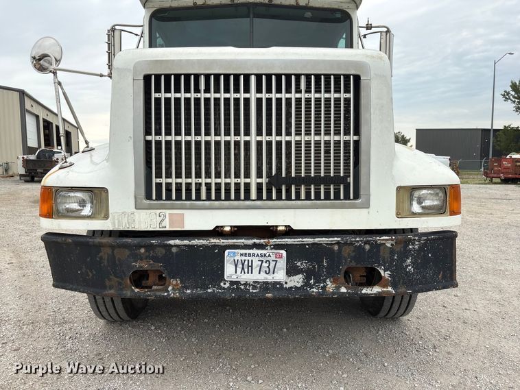 image for item EI5847 1995 International 9200 flatbed truck
